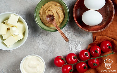Куриные яйца помойте, сварите вкрутую и почистите. Сливочное масло должно быть подтаявшим, комнатной температуры. Помидор черри помойте.