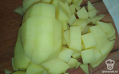 Картошку помыть, почистить. Нарезать мелко кубиками.