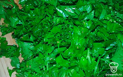 Зелень вымыть, мелко нарезать.