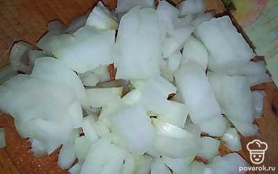 Лук очистить, мелко нашинковать.