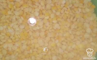 Горох предварительно помыть, убрать мусор. Залить водой на несколько часов. В кипящую воду добавить горох, картошку и лук, черный перец, лавровый лист и соль. За 5 минут до готовности выложить тушенку. Перемешивать по мере надобности. 