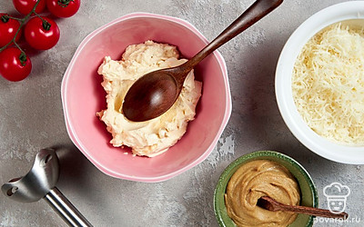 Приготовьте начинку. Яйца разрежьте пополам вдоль, извлеките желтки. При помощи блендера взбейте желтки с сыром, сливочным маслом, горчицей и майонезом.