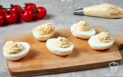 Нафаршируйте яйца. При помощи кулинарного шприца распределите начинку по половинкам яиц.