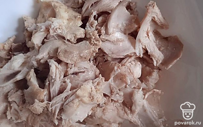 Отварите куриное мясо. Отделите филе от костей. Добавьте мясо обратно в бульон.