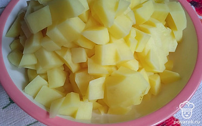 Выложите в бульон нарезанный картофель. Варите до готовности картошки.