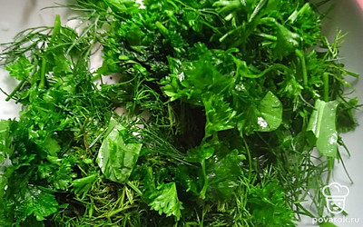 Приправьте нарезанной зеленью.