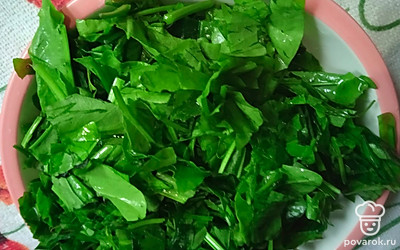 Выложите измельченный щавель. Прокипятите минут пять.