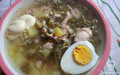 Подавайте с отварным яйцом и сметаной.