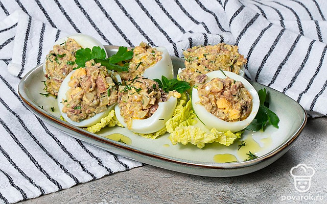 Яйца, фаршированные сайрой — Рецепт с фото