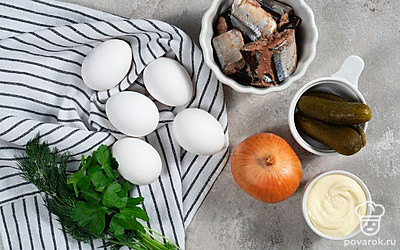 Банку с сайрой откройте и слейте жидкость. Сайру очистите от косточек и разомните вилкой. Репчатый лук очистите от шелухи и очень мелко нарежьте. Корнишон натрите на мелкой терке. Петрушку и укроп промойте, высушите бумажными полотенцами и мелко нарежьте. Листья салата промойте и высушите.