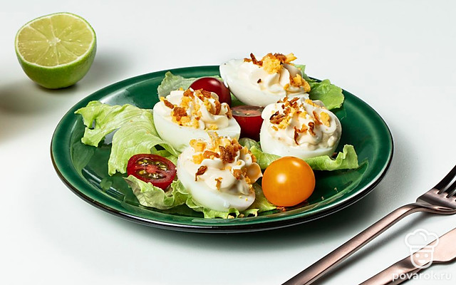 Фаршированные яйца с чесноком и майонезом — Рецепт с фото