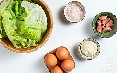 Подготовьте продукты для фаршированных яиц с чесноком и майонезом. Яйца помойте. Чеснок почистите, измельчите.