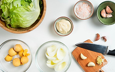 Подготовьте яйца. Наполните емкость для варки холодной водой. Аккуратно большой ложкой по одному спустите яйца. Включите сильный огонь. Доведите до кипения. Огонь убавьте, варите 9-10 минут. После этого так же ложкой переложите горячие яйца в посуду с очень холодной водой. Охлаждайте яйца 5-7 минут. Затем почистите. Нарежьте на половинки. Желтки отложите.