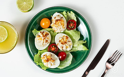 Сервировочное блюдо застелите листьями салата. Выложите фаршированные яйца с майонезом. Подавайте блюдо к столу сразу после приготовления, чтобы закуска не успела заветриться.