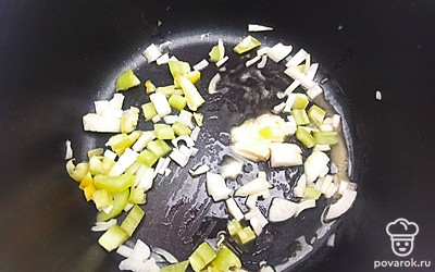 Лук и болгарский перец нарежьте мелкими кубиками, обжарьте в чаше мультиварки на сливочном масле в течение 5 минут.