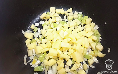 Добавьте картофель, порезанный мелкими кубиками.