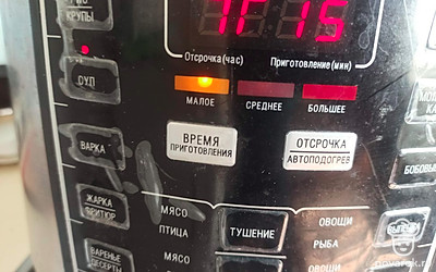 Залейте 700 миллилитров воды и поставьте вариться в мультиварке на режиме «Суп» 15 минут.