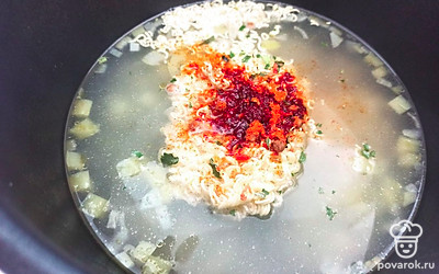 Добавьте лапшу быстрого приготовления и специи из пакетика в комлекте. При необходимости досолите по вкусу. Перемешайте, закройте крышкой и дайте настояться еще 5 минут, чтобы лапша заварилась.