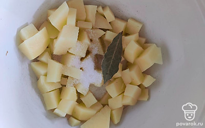 Добавьте лавровый лист. 