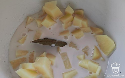 Влейте молоко и немного вина.