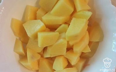 Почистить и порезать картофель кубиками, поставить вариться.