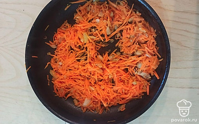 Сделать пережарку из лука и моркови.