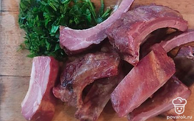 Порезать копченые ребрышки и зелень.