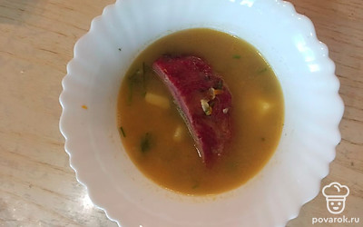 Когда картофель будет готов, добавить в суп пережарку, ребрышки, зелень, рис и варить минут 5.