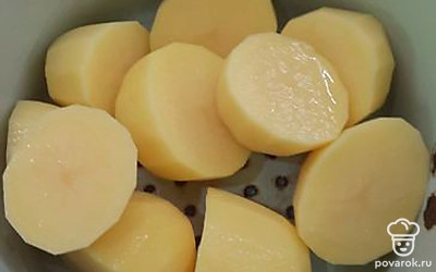 Почистить картофель. 