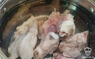 Помыть курицу, залить холодной водой. 