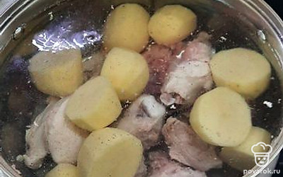 Положить картофель в кастрюлю. 