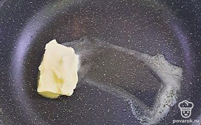 В сковороду положить сливочное масло. 