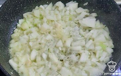 Порезать, пожарить лук. 