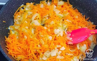 Натереть морковь, добавить в сковороду. 
