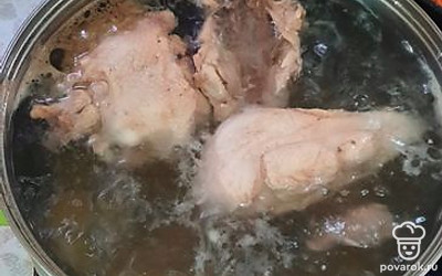 Снять пену с бульона.