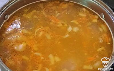Добавить зажарку, посолить суп.