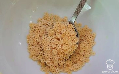 Положить в суп звездочки.