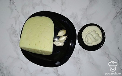 Выставьте все продукты по списку ингредиентов. Приготовьте посуду, которой будете пользоваться. Зелень укропа и петрушки промойте о обсушите бумажными полотенцами или салфетками. Чеснок очистите и промойте.