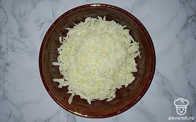Твердый сыр натрите на мелкой или на крупной терке.