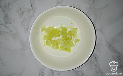 Очищенные зубчики чеснока хорошенько измельчите чеснокодавилкой.