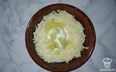 Добавьте к натертому сыру измельченный чеснок и добавьте к массе 3 столовых ложек майонеза, все тщательно перемешайте, для того чтобы сыр с майонезом образовали однородную массу. Полученную начинку отставляем в сторону, а после используйте по назначению.