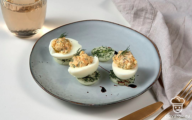Яйца, фаршированные жареным луком — Рецепт с фото
