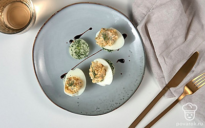 Отличным украшением для яиц, фаршированных жареным луком, станут колечки маслин.