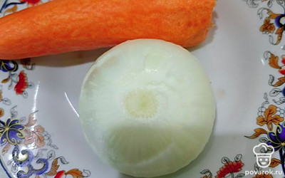 Очищаем морковь и репчатый лук. 