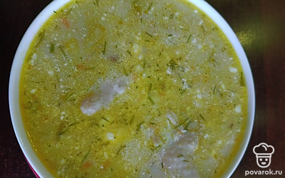 В кастрюлю выкладываем свежий укроп и добавляем сметану по вкусу.