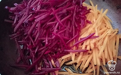 Морковь и свеклу натереть на терке для корейской моркови. Обжарить минут 20 на медленном огне. 
