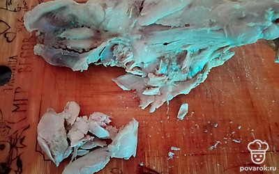 Когда грудка сварилась, достать, отделить филе. 