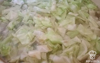 Отправить капусту в бульон. 