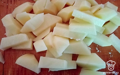 Картошку нарезать и выложить в бульон. 