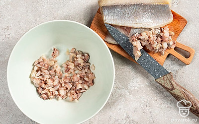 Подготовьте все ингредиенты. Яйца поделите пополам и выньте из них желтки. Свеклу и сыр потрите на терке, с помощью марли выжмите из свеклы сок. Сельдь порежьте небольшими кусочками. Смешайте в емкости свеклу, размятые желтки, тертый сыр, перец, горчицу и майонез.